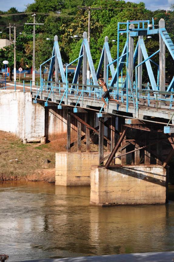 Pulando da ponte em Ponte Alta do Tocantins, entrada do Jalapão - TO